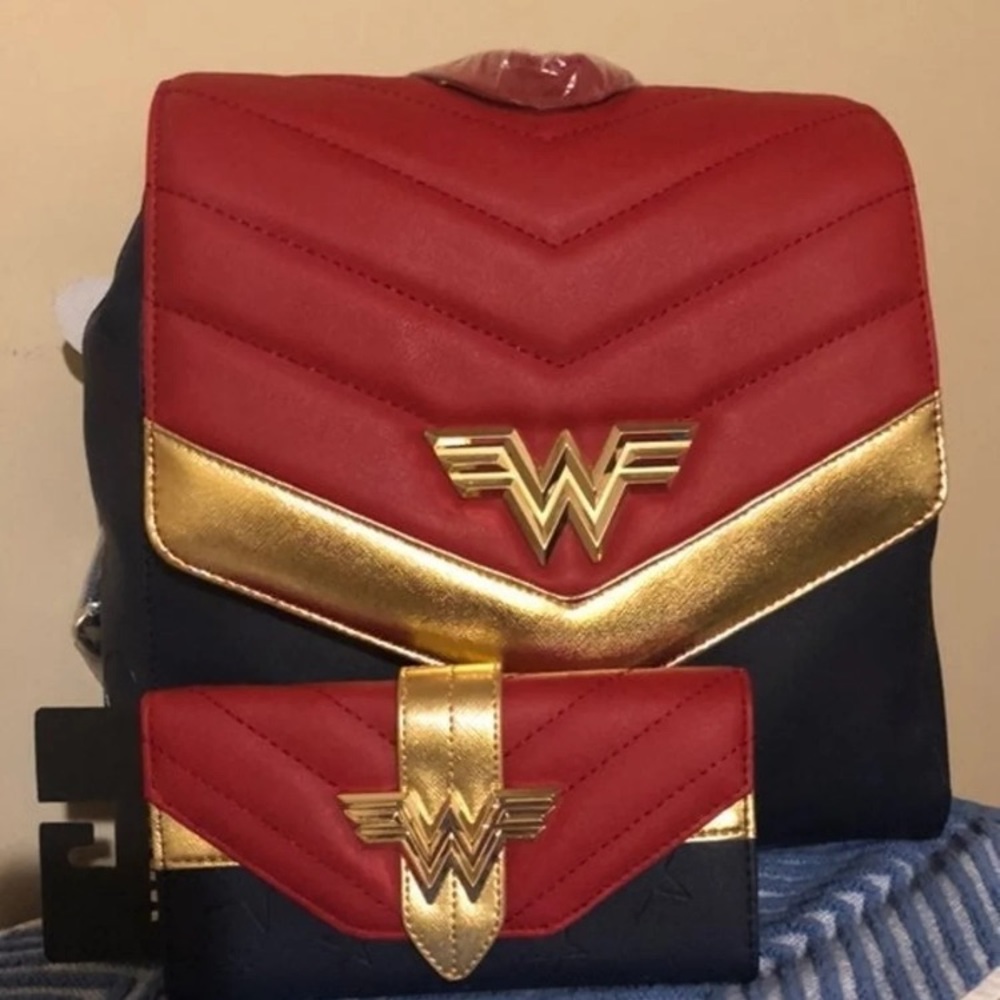 DC Comic Wonder Woman bag with matching wallet